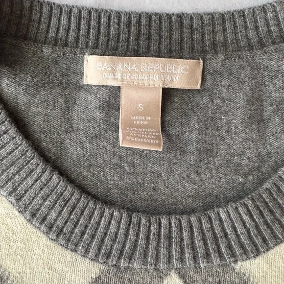 Banana Republic Gray and Cream Argyle Sweater Small - Picture 2 of 6